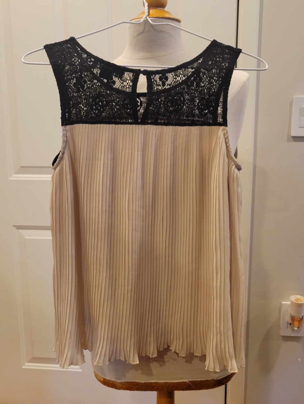 👗EUC~ Sleeveless Pleated Cream Top with Black Lace Yoke